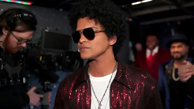 No Brasil, Bruno Mars anuncia fim de namoro com Jessica Caban