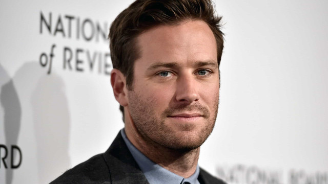 Armie Hammer anuncia podcast e ironiza acusações de canibalismo: ‘Até gosto’