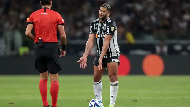Atlético-MG abre dois gols de vantagem na Arena MRV, vacila e cede empate ao Vitória