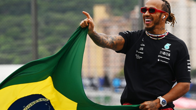 Lewis Hamilton homenageia Senna e Brasil em sua chegada a Interlagos para o GP de São Paulo