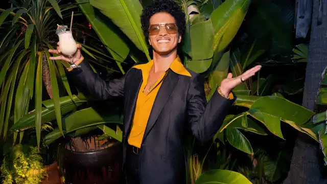 Coxinha, torresmo e cachaça: o que Bruno Mars comeu e bebeu em bar de SP