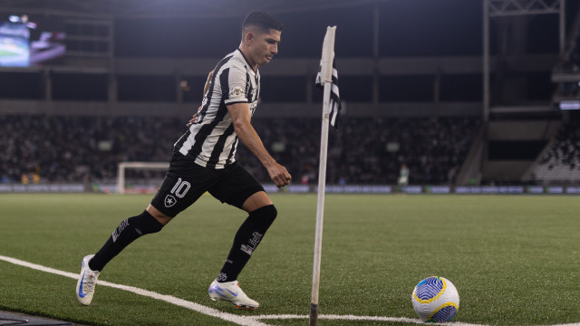 Botafogo vence Bragantino, retoma ponta das mãos do Palmeiras e abre frente