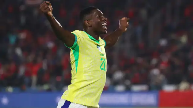 Brasil vira contra o Chile com dupla do Botafogo e tira corda do pescoço