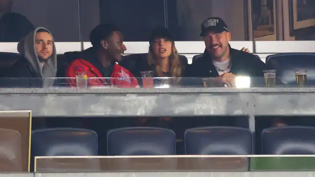 Taylor Swift e Travis Kelce são flagrados em momento carinhoso no estádio