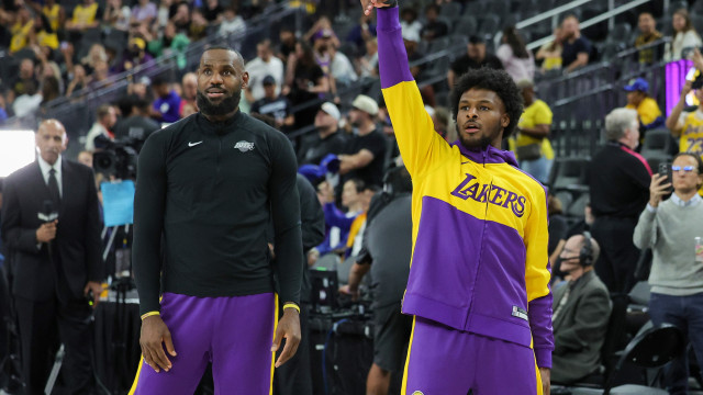LeBron e filho fazem história ao jogar juntos na estreia dos Lakers