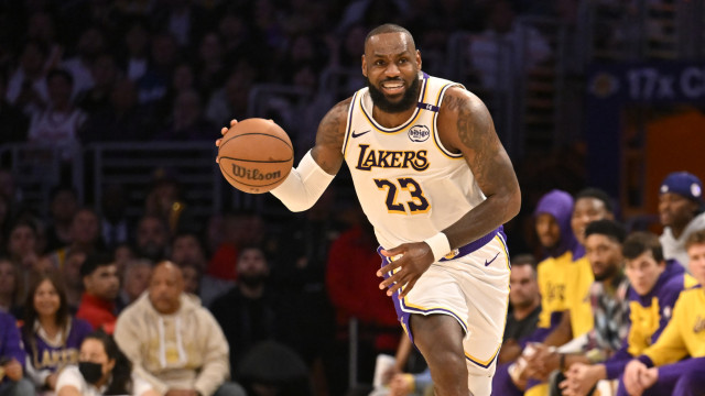 Lakers vencem Sacramento Kings com ‘triple-double’ de LeBron James na NBA