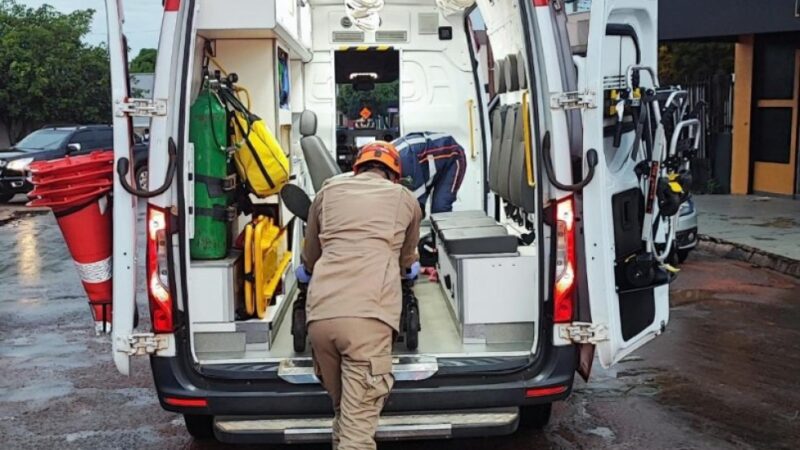 Bombeiros socorrem vítimas de acidente na BR-163