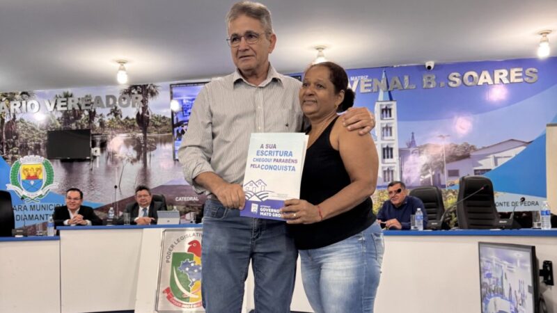 “Um presente de aniversário que eu ganhei”, aponta moradora contemplada com título definitivo do Intermat