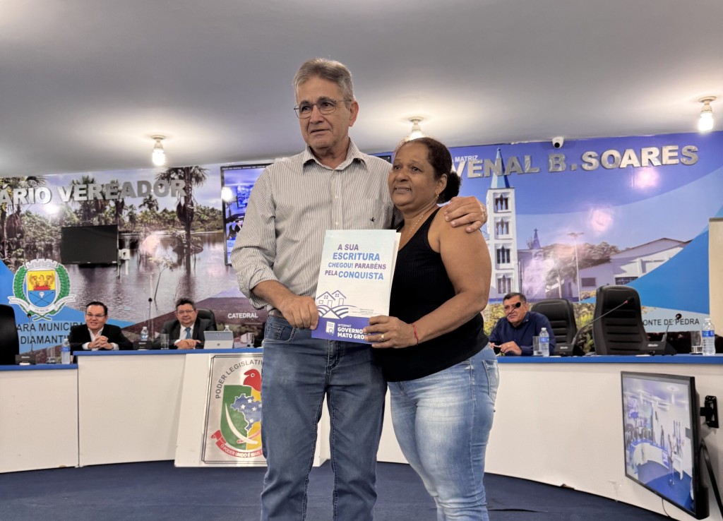 “Um presente de aniversário que eu ganhei”, aponta moradora contemplada com título definitivo do Intermat