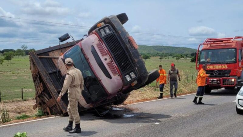 Corpo de Bombeiros realiza limpeza de óleo em pista após derramamento causado por capotamento de carreta