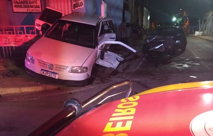 Corpo de Bombeiros realiza desencarceramento de vítima presa às ferragens após colisão