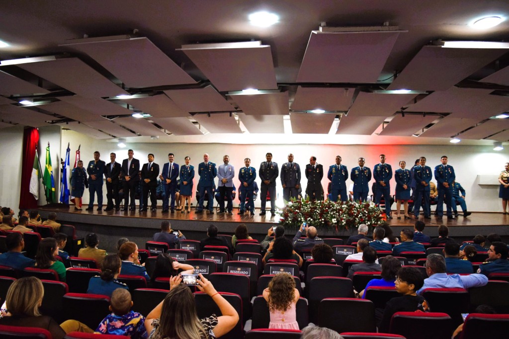 Corpo de Bombeiros concede medalhas a civis, militares e veteranos por contribuições à corporação