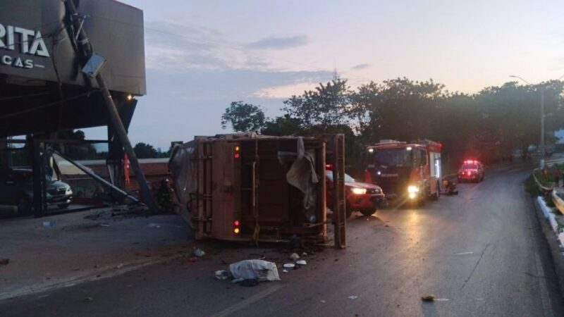 Corpo de Bombeiros realiza desencarceramento de vítima presa às ferragens após acidente