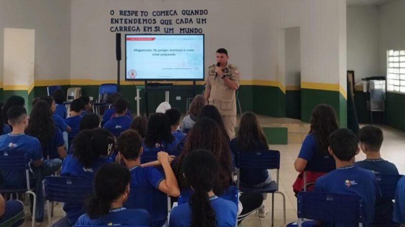 Bombeiros ministram palestra sobre prevenção de afogamento para alunos de escola estadual