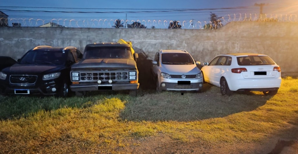 PM recupera quatro veículos em casa abandonada e prende suspeito por estelionato