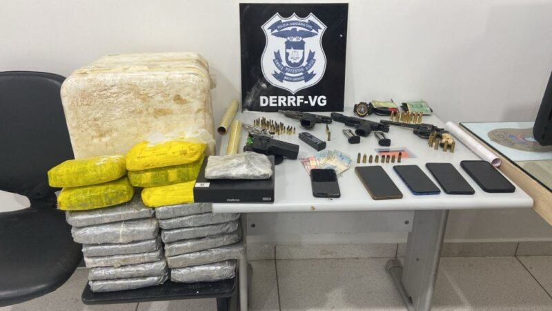 Polícia Civil prende criminosos com 18 tabletes de drogas e quatro armas de fogo