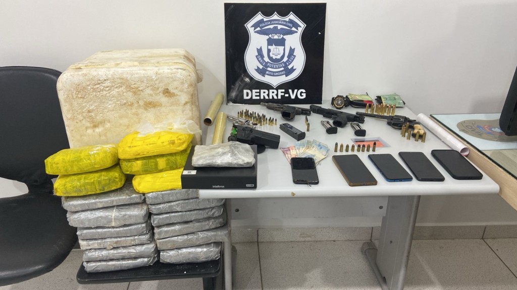 Polícia Civil prende criminosos com 18 tabletes de drogas e quatro armas de fogo