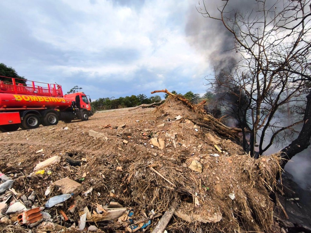 Corpo de Bombeiros extingue dois incêndios em áreas de descarte de lixo
