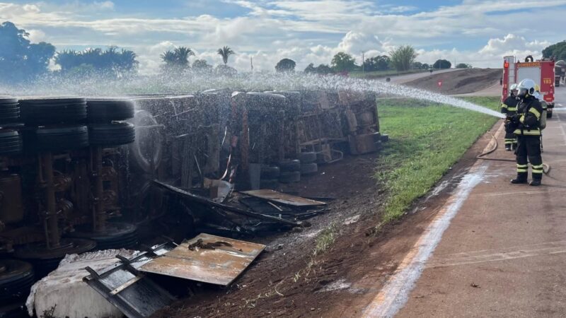 Corpo de Bombeiros combate incêndio em carreta carregada com fardos de pluma de algodão