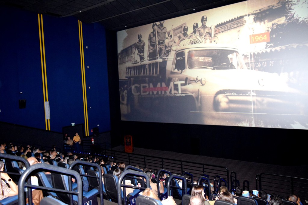 Corpo de Bombeiros reúne militares e civis em estreia de documentário sobre os 60 anos de história