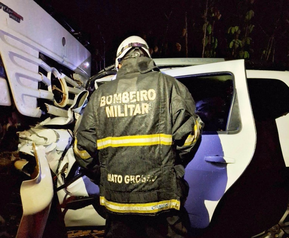 Bombeiros retiram vítima presa às ferragens após acidente na MT-170