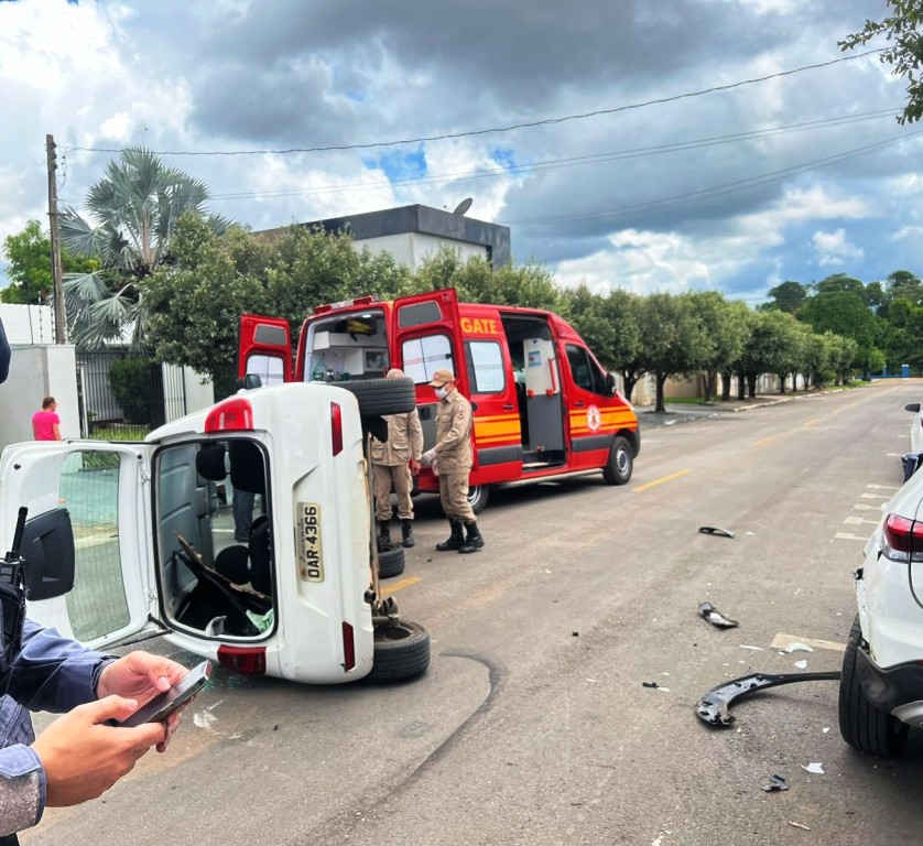 Corpo de Bombeiros socorre vítima de veículo tombado após acidente de trânsito