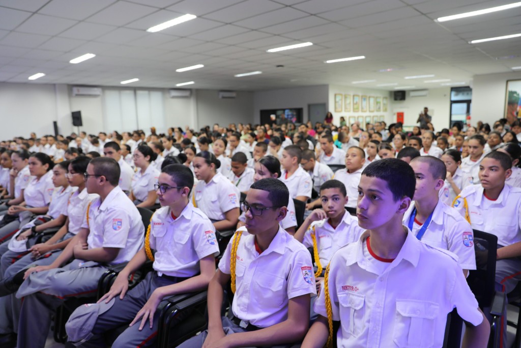 Proerd da Polícia Militar forma 180 alunos do 7º ano da Escola Tiradentes de Cuiabá