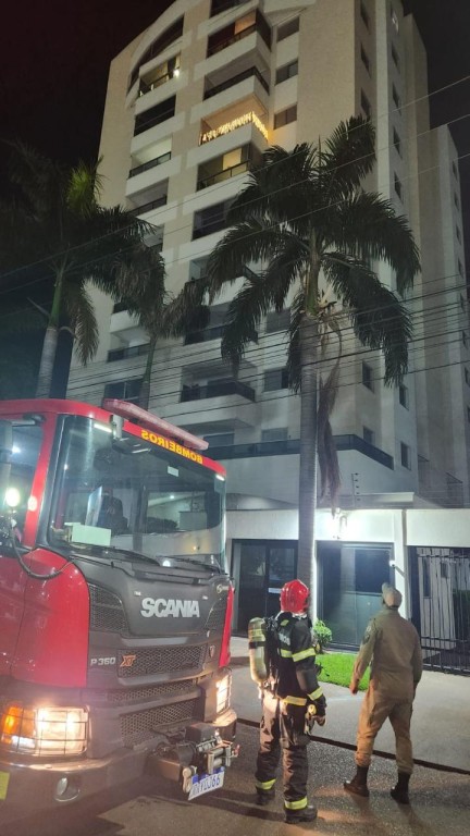 Bombeiros militares realizam verificação de segurança em edifício residencial após princípio de incêndio em ar-condicionado
