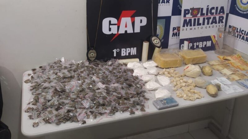 PM apreende 951 porções de entorpecentes e prende homem por tráfico de drogas