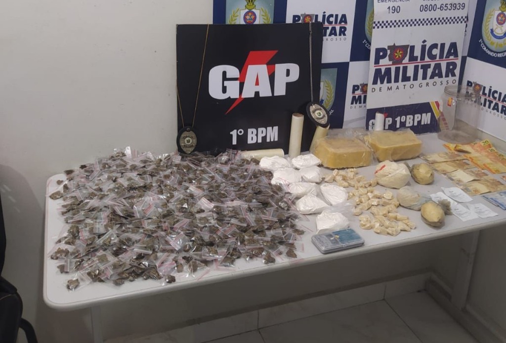 PM apreende 951 porções de entorpecentes e prende homem por tráfico de drogas