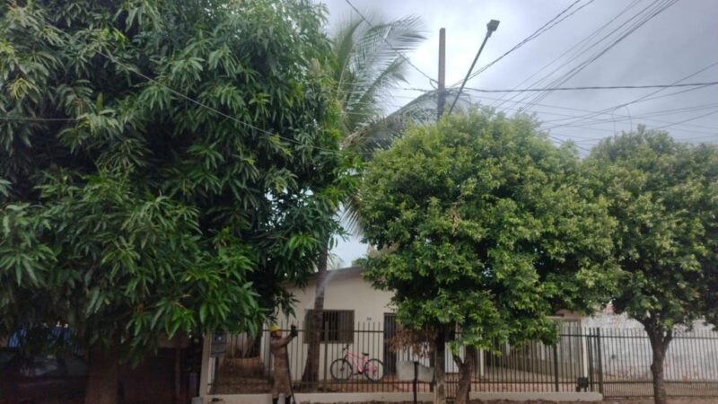 Princípio de incêndio em poste de energia elétrica é contido pelo Corpo de Bombeiros