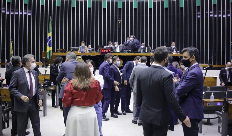 Dois deputados de Mato Grosso assinam PEC que proíbe escala de trabalho 6×1