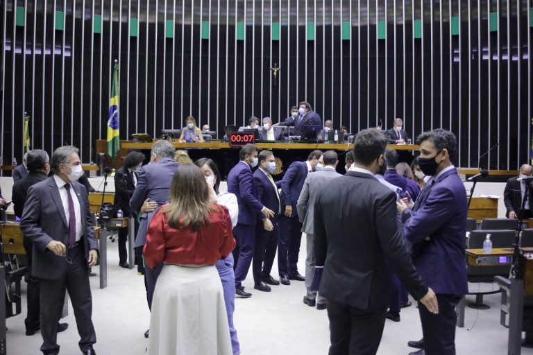Dois deputados de Mato Grosso assinam PEC que proíbe escala de trabalho 6×1