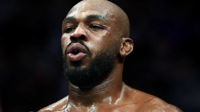 Jon Jones dá show, e Charles do Bronx vence duelo emocionante no UFC, sob olhares de Trump