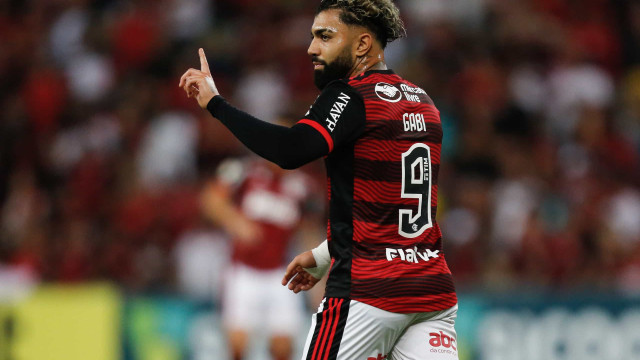 Gabigol conversa com Filipe Luís, vive despedida e Fla espera fim pacífico