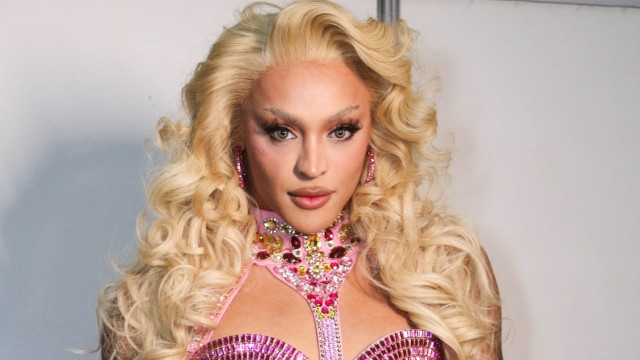 Pabllo Vittar comemora aniversário com vídeo de lingerie