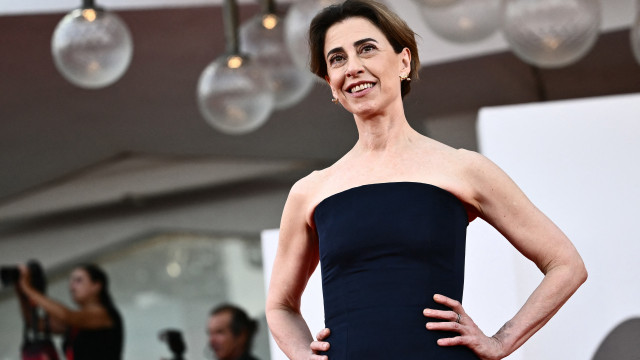 ‘É loucura red carpet, tem que ficar escolhendo a desgraça do look’, brinca Fernanda Torres