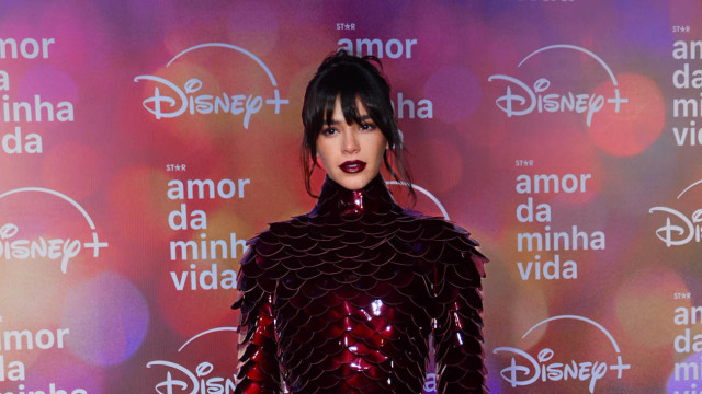 Bruna Marquezine usa look de R$ 70 mil no lançamento de série e divide opiniões