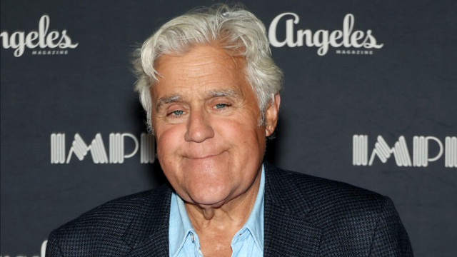 Jay Leno visto em Los Angeles com o rosto magoado e o pulso fraturado