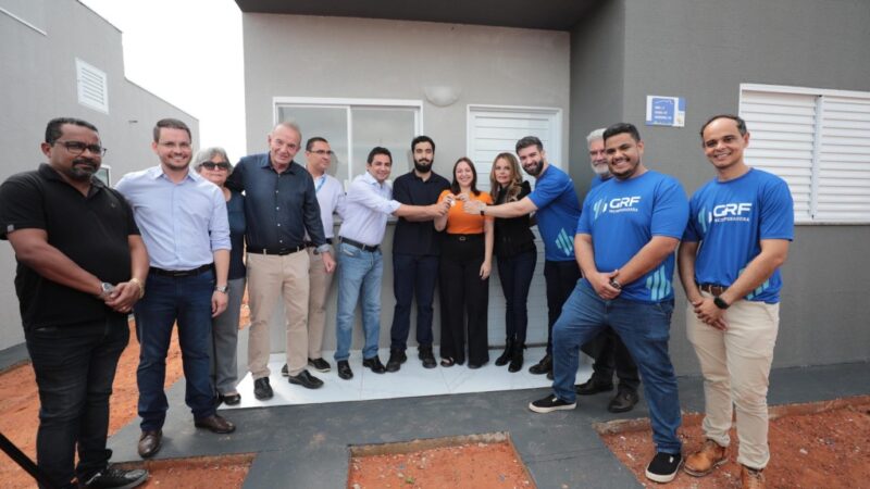 Primeira-dama do Estado entrega chaves do sonho da casa própria para 100 famílias em Nova Canaã do Norte