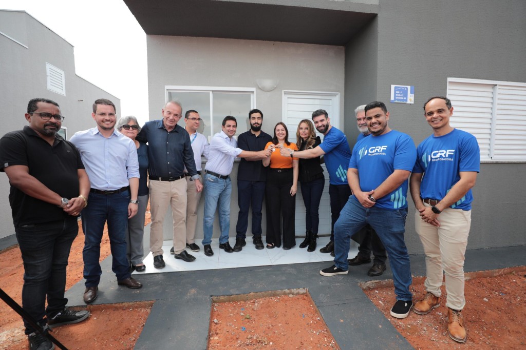 Primeira-dama do Estado entrega chaves do sonho da casa própria para 100 famílias em Nova Canaã do Norte