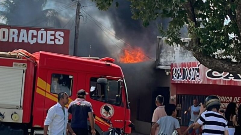 Corpo de Bombeiros combate incêndio em empresa em Colíder