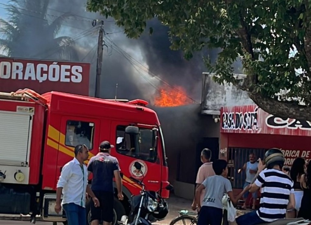 Corpo de Bombeiros combate incêndio em empresa em Colíder