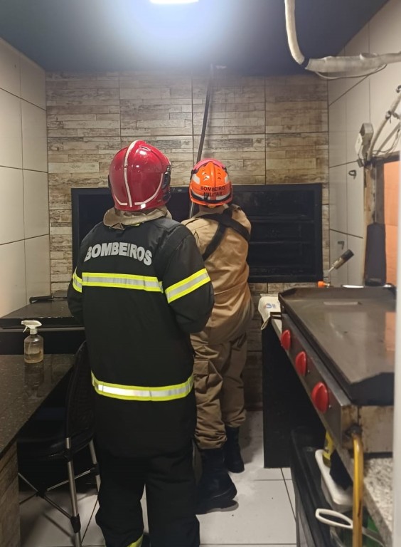 Bombeiros extinguem princípio de incêndio em estabelecimento comercial