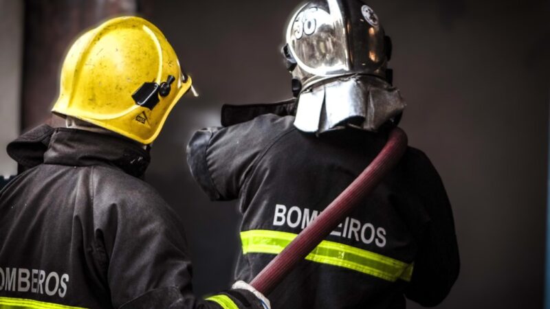 Corpo de Bombeiros combate incêndio em loja de autopeças em Cuiabá