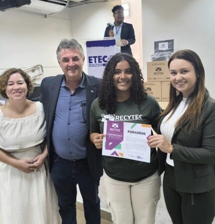 Seciteci entrega certificados a 120 alunos de informática e reparo de celulares