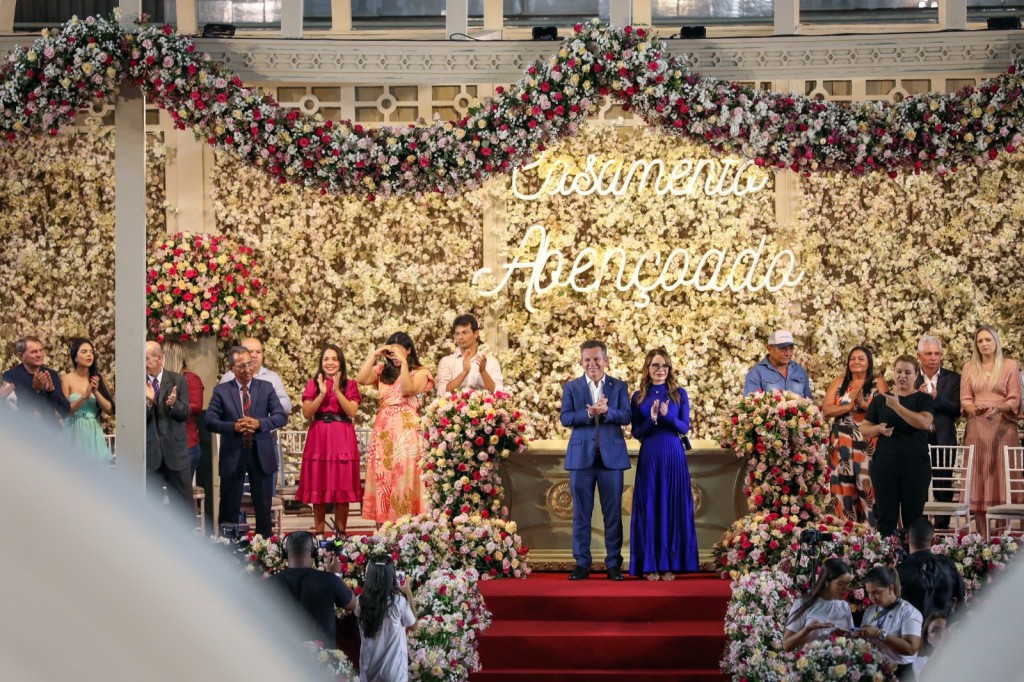 Primeira-dama e governador de MT testemunham união de centenas de casais na 3ª edição do Casamento Abençoado