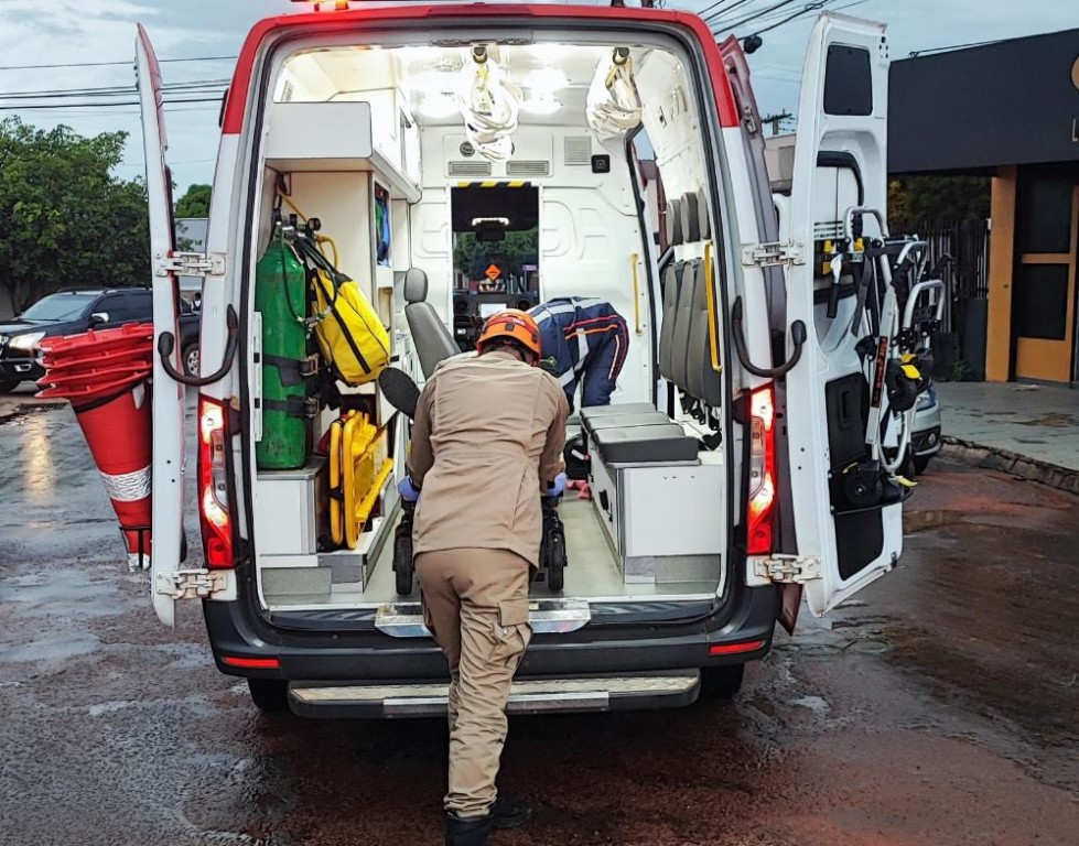 Corpo de Bombeiros retiram corpo de vítima presa em cabine de caminhão após acidente na BR-364