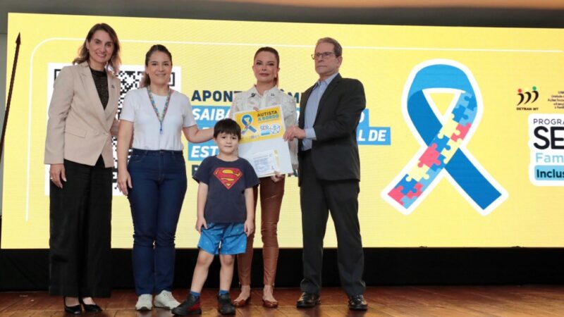 Primeira-dama de MT lança selo adesivo “Autista a Bordo” e credencial de estacionamento para pessoas com TEA