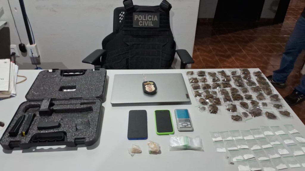 Polícia Civil cumpre mandado contra jovem foragida e apreende 80 porções de droga